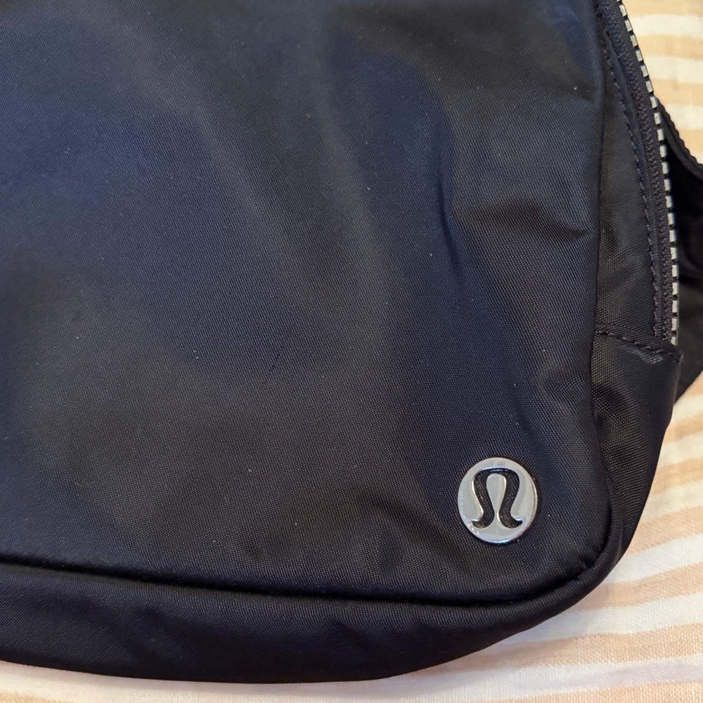 lululemon athletica Black Everywhere Belt Bag - Picture 2 of 6